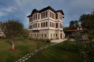 a large white building with a lot of windows at Pacacioglu Bag Evi in Safranbolu