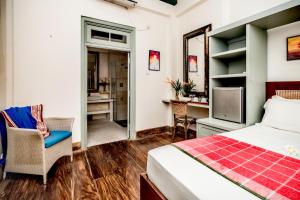um quarto com uma cama, uma secretária e um espelho em Small House Boutique Guest House em Galle