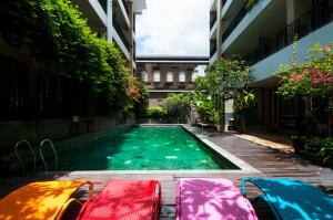 a swimming pool in the middle of a building at 100 Sunset Kuta Hotel & Ballroom in Kuta
