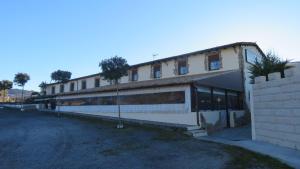 ein Gebäude mit vielen Fenstern an der Seite in der Unterkunft Hotel Rural Vistahermosa in Béjar