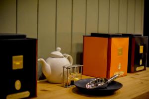 Utensilios para hacer té y café en Dansaert Hotel