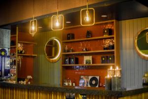 El salón o zona de bar de Dansaert Hotel