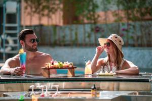 a man and a woman sitting at a picnic table at Stella Di Mare Dubai Marina Hotel in Dubai