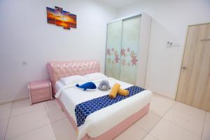 een slaapkamer met een bed met twee knuffels erop bij THE ONLY SEA VIEW IN TOWN in Kuah