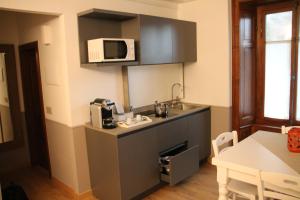 a small kitchen with a sink and a microwave at Residence Kalip&egrave; in Alagna Valsesia