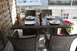 Reštaurácia alebo iné gastronomické zariadenie v ubytovaní Elea Athens Apartment
