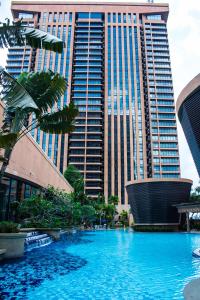 una gran piscina frente a un edificio alto en KL Apartments at Times Square Kuala Lumpur KL, en Kuala Lumpur