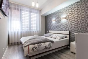 mała sypialnia z łóżkiem i oknem w obiekcie Apartamenty Granitica Zakopane w Zakopanem