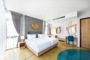 Katil atau katil-katil dalam bilik di Na Tree Tara Riverside Resort Amphawa Damnoensaduak