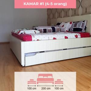 Una cama blanca en una habitación con una señal de precio en One-8 Premium Villa, en Dayu