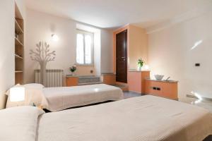 a hotel room with two beds and a window at La Casetta in Centro in Anagni