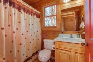 uma casa de banho com um WC e um lavatório em Southern Comfort em Townsend