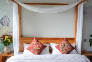 Dali Buxianshan Boutique Guesthouse-in Dali ancient city,near three pag odas and erhai lake,provide tour guide service and local experience客房内的一张或多张床位