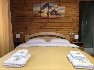 um quarto com uma cama com toalhas em Golden Nest em Yablunytsya