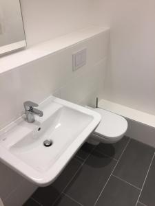 Bilik mandi di Munich Apartment +19 gambar