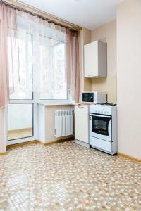 スィクティフカルにあるKosmos Apartmentsのキッチン(白いコンロ、窓付)