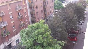 Una vista aérea de un edificio con árboles y coches. en BB Torino Chicca Stadio Olimpico, en Turín
