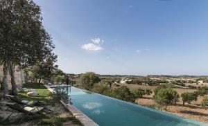 リョレート・デ・ビスタレグレにあるCountry House Sa Serraの野原の景色を望むスイミングプール