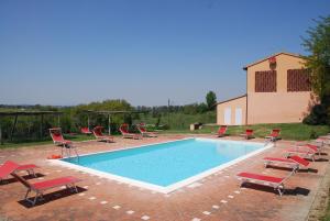 ein Pool mit Liegestühlen und einem Haufen in der Unterkunft Agriturismo Cabbiavoli in Castelfiorentino