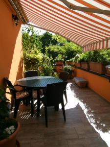 a patio with a table and chairs under awning at B&B Metrò in Bussero