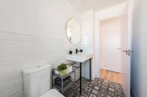 Koupelna v ubytování Ever House IFEMA Mar de Cristal + 37 fotografií