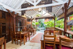 מסעדה או מקום אחר לאכול בו ב-Rahayu Suites Monkey Forest Ubud