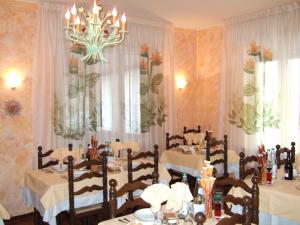 A restaurant or other place to eat at Albergo Elvira