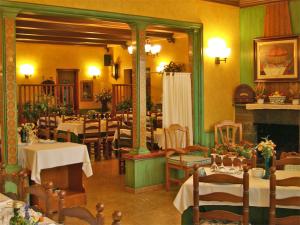 מסעדה או מקום אחר לאכול בו ב-Hotel Rural Jaumet
