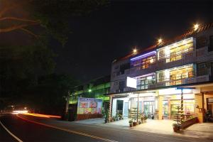 ein Gebäude am Straßenrand in der Nacht in der Unterkunft Jiji Fuli Homestay in Jiji