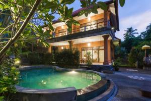 uma casa com uma piscina em frente em Rahayu Suites Monkey Forest Ubud em Ubud