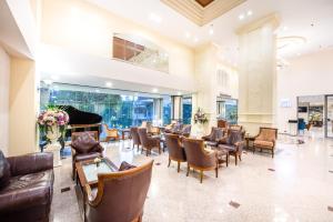 Een restaurant of ander eetgelegenheid bij Royal Suite Hotel Bangkok