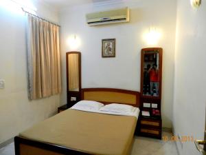 A bed or beds in a room at Hotel Tara Palace, Chandni Chowk