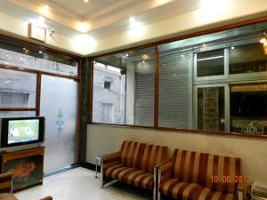 a waiting room with a couch and a tv at Hotel Tara Palace, Chandni Chowk in New Delhi