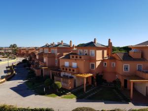 Vue aérienne d'un groupe de maisons dans l'établissement Novo Paradise, à Chiclana de la Frontera