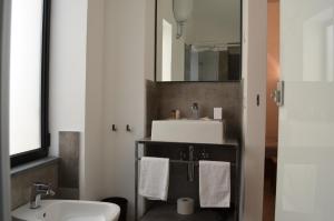 bagno con lavandino e specchio di i 26 Gradini Capri a Capri