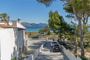 una calle con coches estacionados al lado de una casa en Apartment Sa Fornera, en Alcudia
