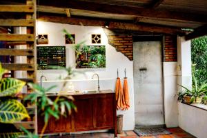 - une cuisine extérieure avec évier dans une maison dans l'établissement Kampot Cabana, à Kampot
