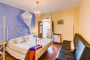 a bedroom with a bed and a couch at Casa Rural Valle del Arrago in Robledillo de Gata