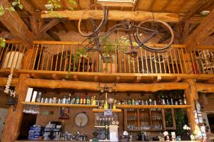 una bicicletta appesa al soffitto di un bar di L'ALCOVE HOTEL RESTAURANT a Villematier Altre 17 foto