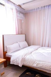 Postel nebo postele na pokoji v ubytování Serene Homes