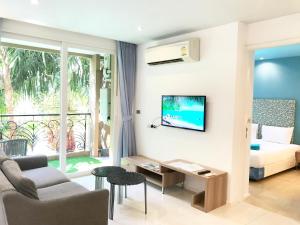Un televizor și/sau centru de divertisment la Atlantis Condo & Resort by Luxury Collection Apartment