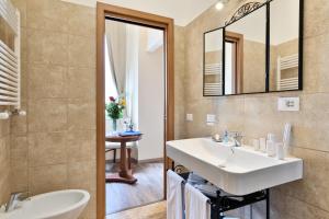 A bathroom at Vatican Domus Luxury Rooms