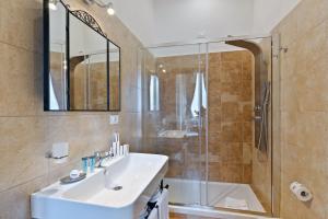 A bathroom at Vatican Domus Luxury Rooms