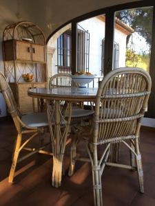 ハベアにあるVilla Claudiaの木製のテーブルと椅子が置かれたポーチ