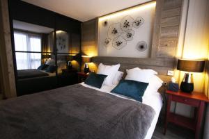Un dormitorio con una cama grande con dos almohadas azules. en Hotel Edelweiss, en Courchevel 111 fotos más