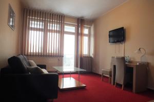 Televízia a/alebo spoločenská miestnosť v ubytovaní Motel Subaru