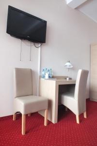 Televízia a/alebo spoločenská miestnosť v ubytovaní Motel Subaru