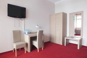 Televízia a/alebo spoločenská miestnosť v ubytovaní Motel Subaru