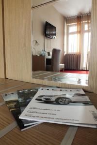 Televízia a/alebo spoločenská miestnosť v ubytovaní Motel Subaru