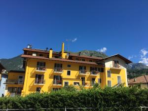 Nespecifikovaný výhled na hory nebo výhled na hory při pohledu z hotelu